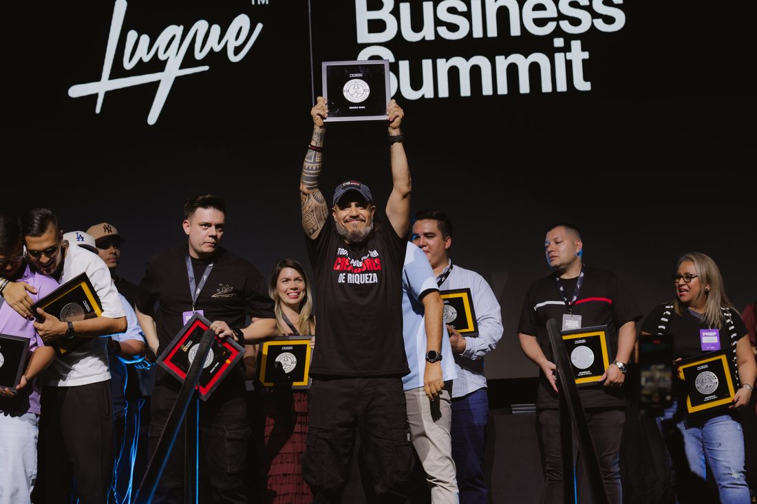 Pablo Ricardo Salguero recibiendo un premio en el Luque Business Summit